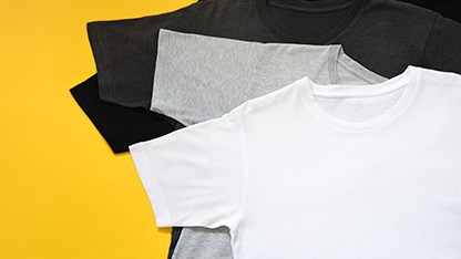 T-shirts noir blanc et gris sur un fond jaune