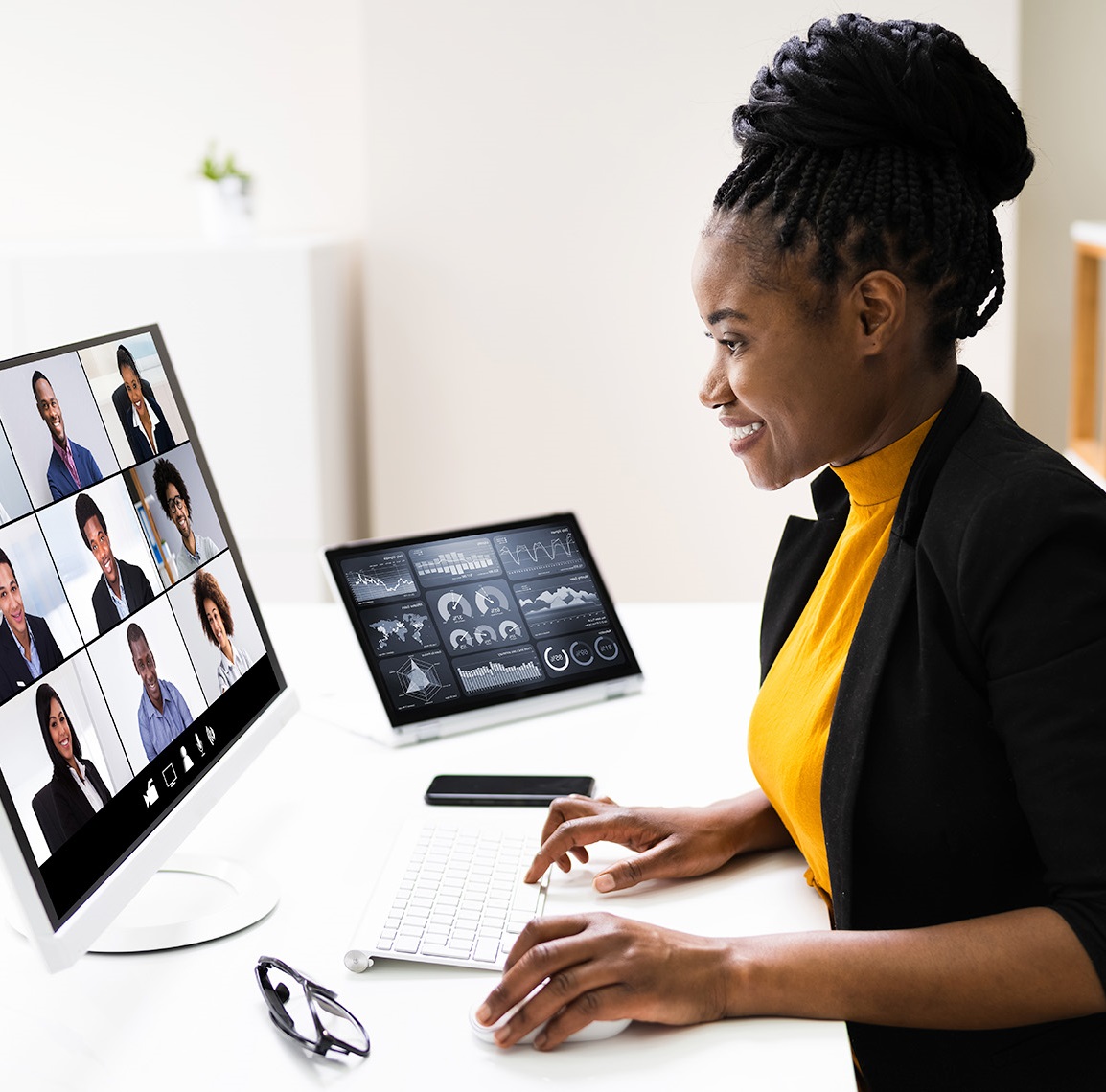 Une femme en visioconférence utilisant le clavier de l’ordinateur