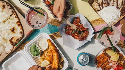 Une table présentant divers aliments et boissons emballés