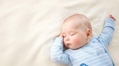 Un bébé qui dort paisiblement