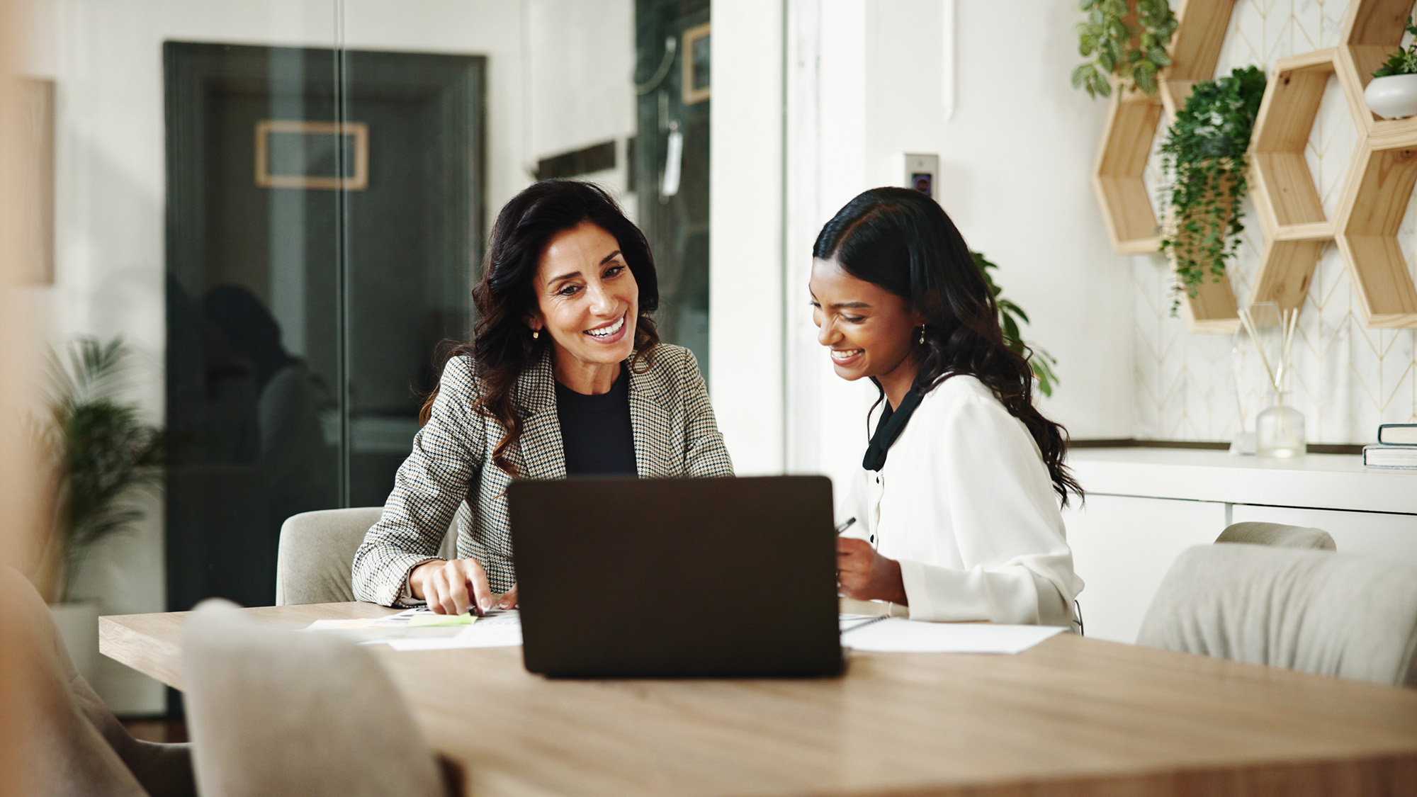 Réunion, professionnels avec ordinateur portable au bureau, discutant de projets