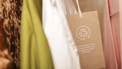 Gros plan sur l'étiquette d'un vêtement avec le symbole de recyclage