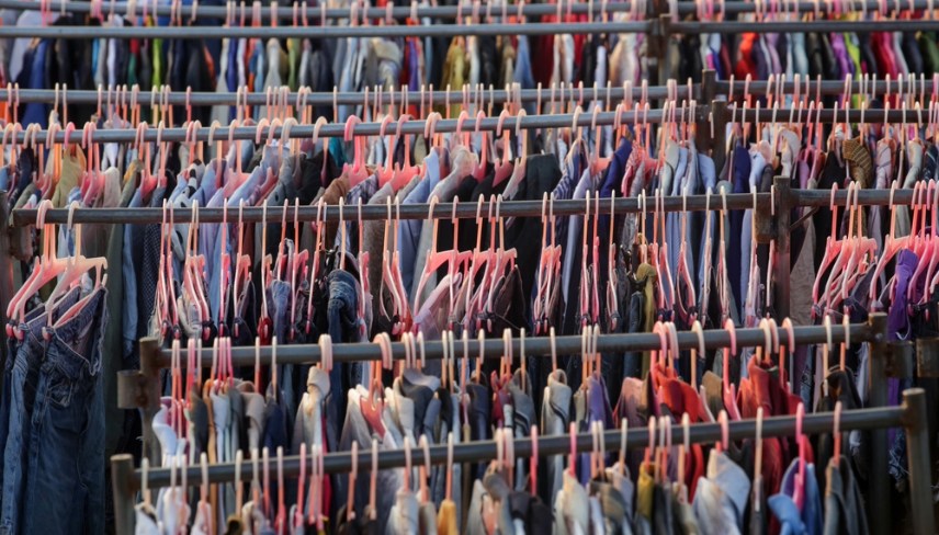 Une rangée de vêtements issus de l'ultra fast fashion