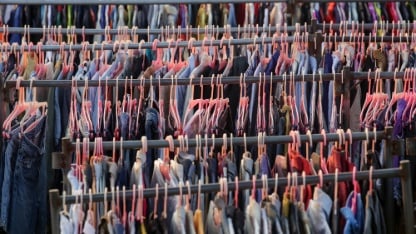 Une rangée de vêtements issus de l'ultra fast fashion