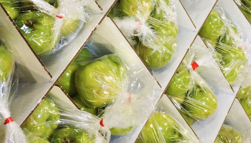 Fruits enveloppés dans du plastique
