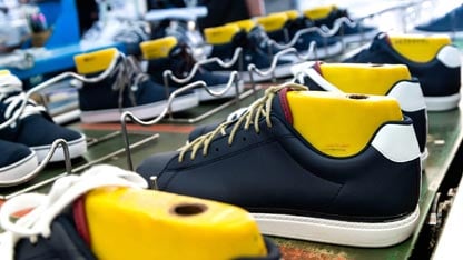 Des baskets bleues en exposition.