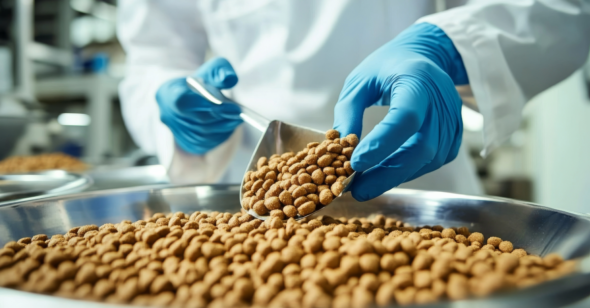 Una persona con gusantes azules manipula alimentos para mascotas