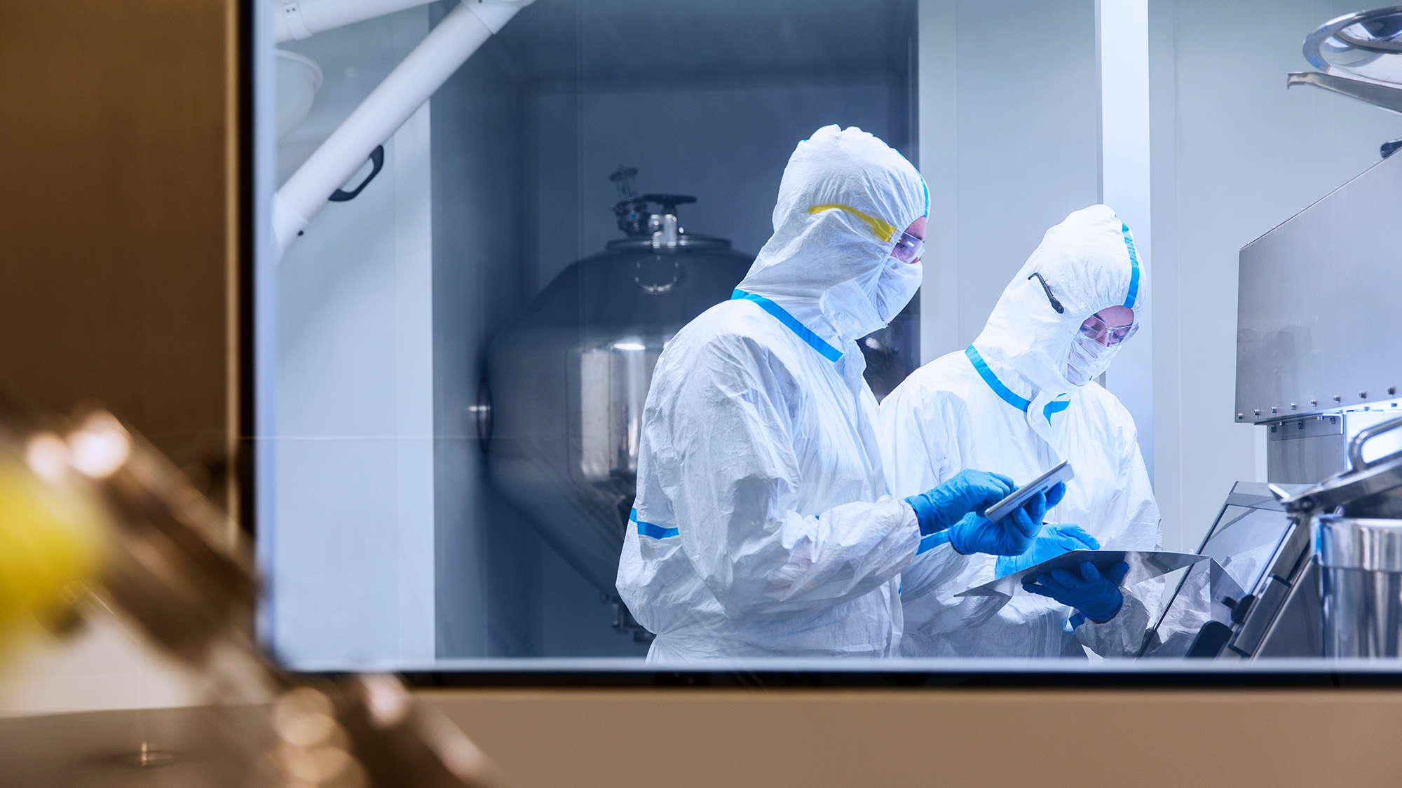 Deux auditeurs travaillent sur un site pharmaceutique