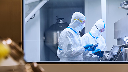 Deux auditeurs GMP travaillent sur un site pharmaceutique