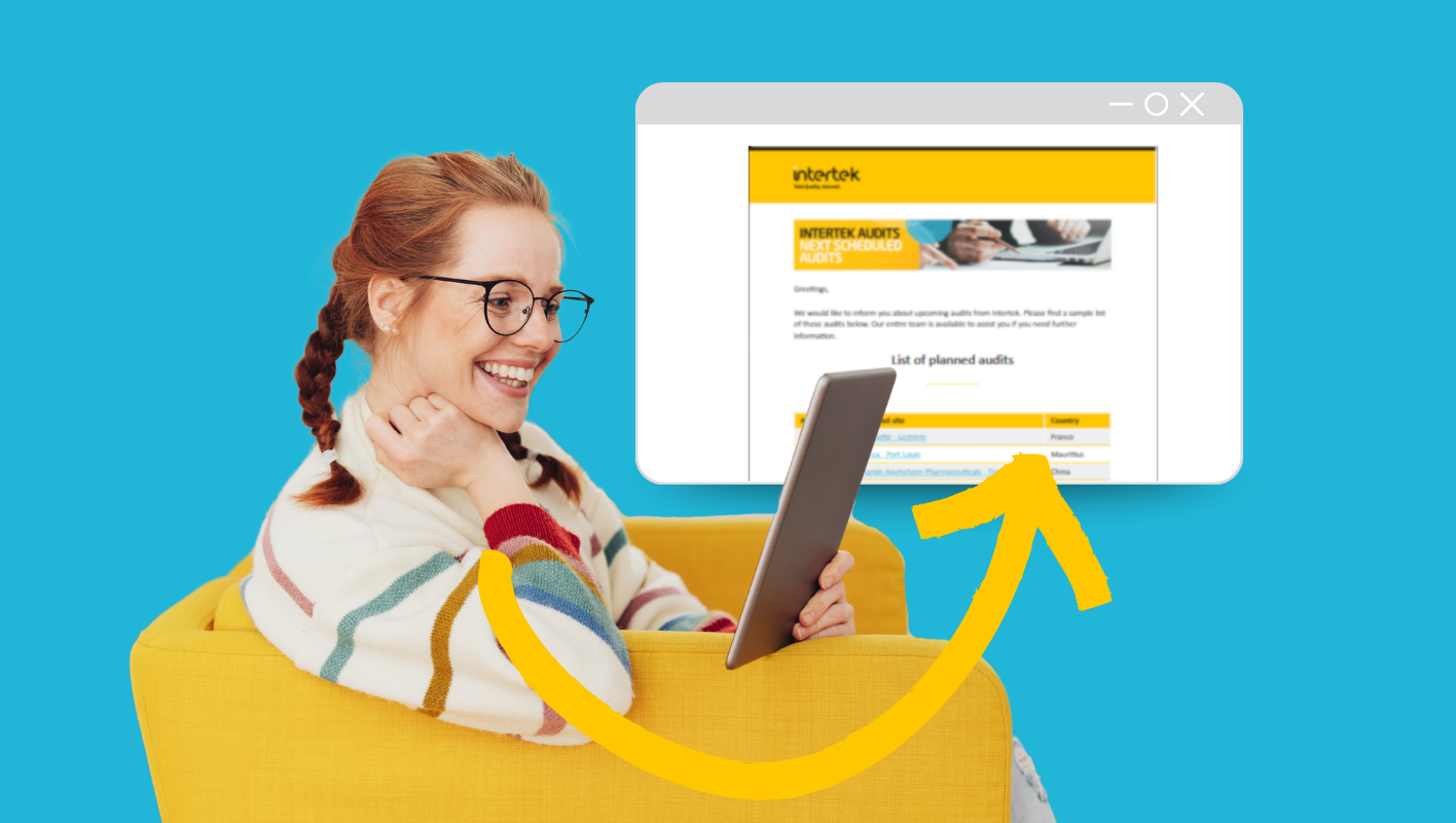 Personne consultant sur une tablette la newsletter Intertek des audits partagés, avec aperçu du calendrier des audits planifiés