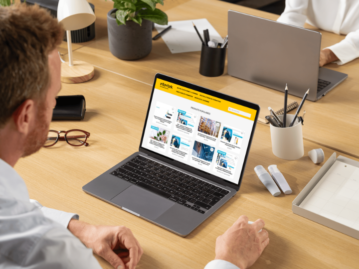 Une personne consulte les formations E-learning d'Intertek