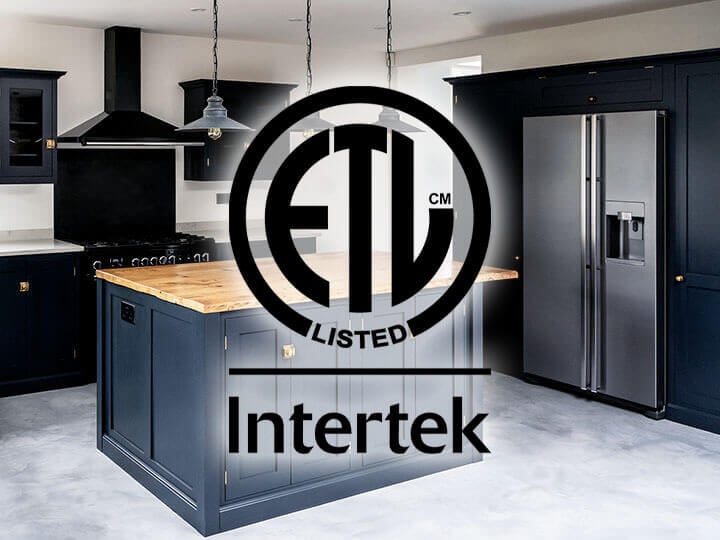 Marque ETL devant une cuisine bleu foncé