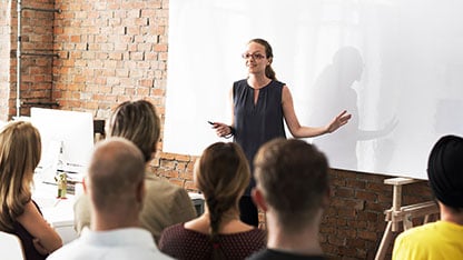 Formateur s'adressant à une session de formation en classe