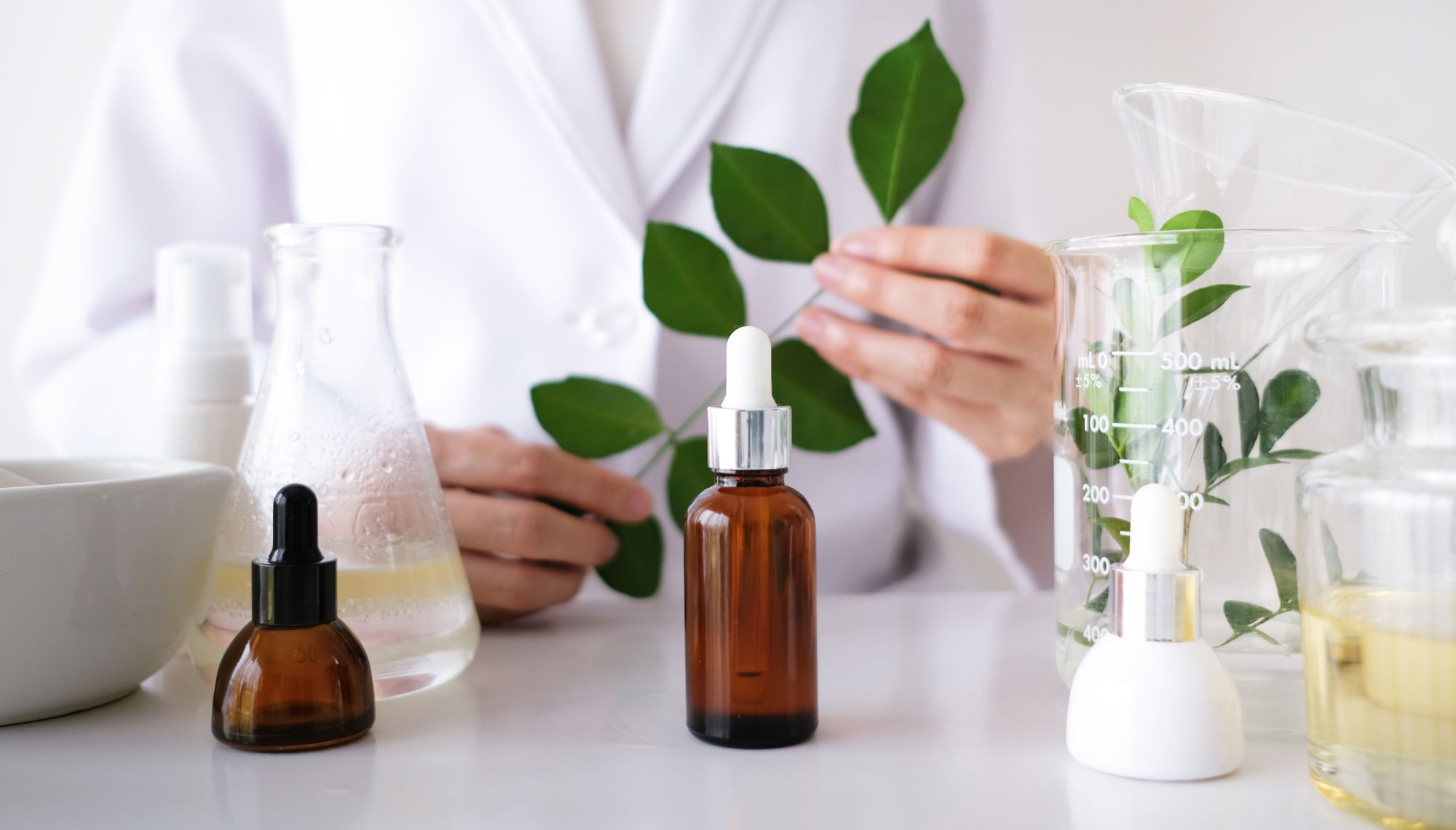 Un scientifique fabrique un produit cosmétique organique à base d'herbes naturelles en laboratoire.
